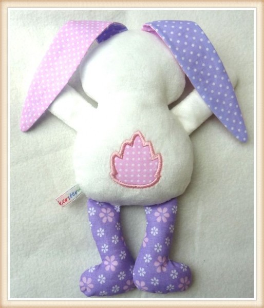 Hasenmädchen mit Schleife